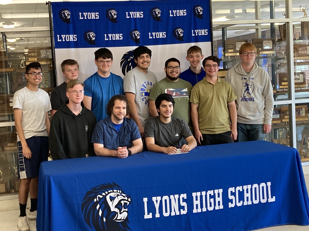 Eric Diaz signs with Bethany College eSports